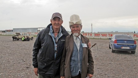 KIRGUISTAN 271 (EN CAMINO A KAZAJISTAN) BAZAR DE TOKMAK, EL JEFE DE GUARDAS A INSISTIDO PARA QUE NOS HAGAMOS UNA FOTO JUNTOS