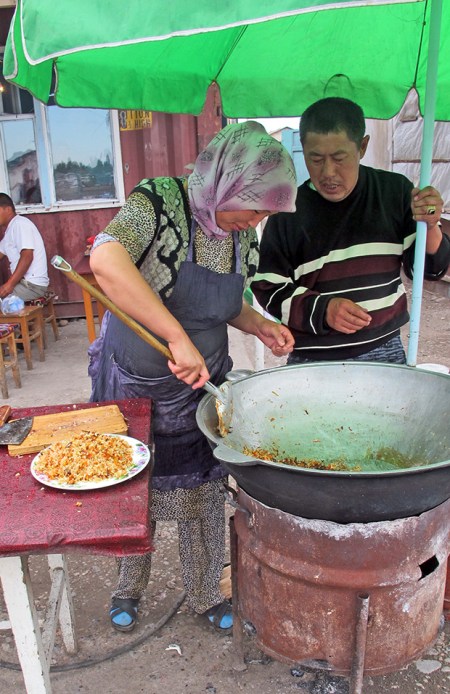 KIRGUISTAN 272 (EN CAMINO A KAZAJISTAN) BAZAR DE TOKMAK, VENDEDORA DE ARROZ FRITO