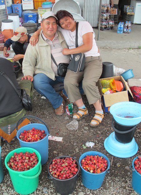 KIRGUISTAN 275 (EN CAMINO A KAZAJISTAN) BAZAR DE TOKMAK, UNA PAREJA DE VENDEDORES DE FRESAS MUY ENAMORADOS