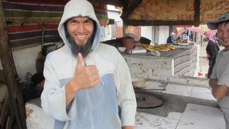 KIRGUISTAN 276 (EN CAMINO A KAZAJISTAN) BAZAR DE TOKMAK,TODA LA GENTE ES MUY AMABLE CON NOSOTROS