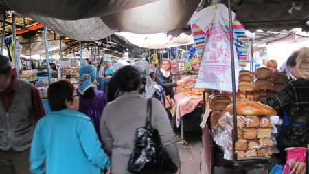 KIRGUISTAN 276 (EN CAMINO A KAZAJISTAN) BAZAR DE TOKMAK,TODA LA GENTE ES MUY AMABLE CON NOSOTROS