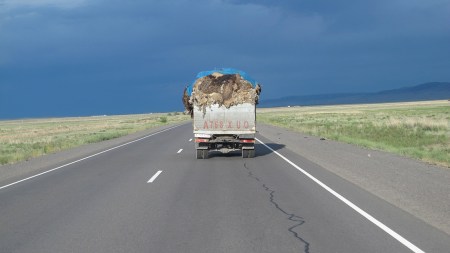 KIRGUISTAN 278 (EN CAMINO A KAZAJISTAN) NO NOS HAN DEJADO PASAR LA FRONTERA A TOKMAK PORQUE ES SOLO PARA LOS LOCALES, TENIAMOS QUE SEGUIR HASTA BICHKEK