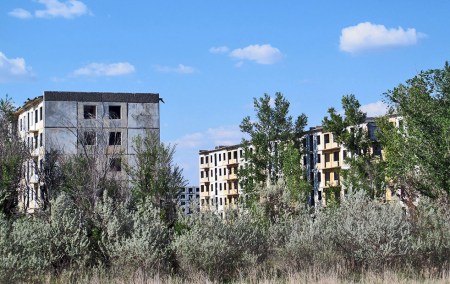 KAZAQUISTAN -2° ENTRADA 42 (EN RUTA A SEMEY) AUN RELATIVAMENTE LEJOS DE LA ZONA DE ALTA RADIOACTIVIDAD, VEMOS MUCHOS EDIFICIOS QUE NO SE ACABARON PARA LOS FUNCIONARIOS SOVIETICOS