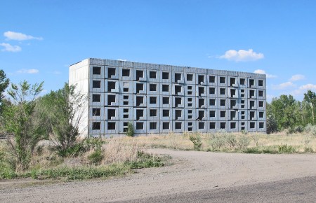 KAZAQUISTAN -2° ENTRADA 43 (EN RUTA A SEMEY) LOS FUNCIONARIOS QUE DEBIAN HABER VIVIDO EN ESTOS HORRORES ARQUITECTONICO ESTABAN RELECCIONADOS CON LAS EXPLOSIONES NUCLEARES