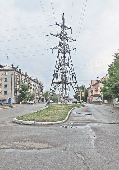 KAZAQUISTAN -2° ENTRADA 55 (SEMEY) TIPICAMENTE DE LAS INCONGRUENCIAS DE LA EPOCA SOVIETICA, UN POSTE DE ALTA TENSION EN MEDIO DE UNA GRAN AVENIDA