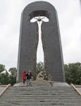 KAZAQUISTAN -2° ENTRADA 58 (SEMEY) MONUMENTOS EN COMMEMORACION CONTRA LOS ENSAYOS NUCLEARES 2