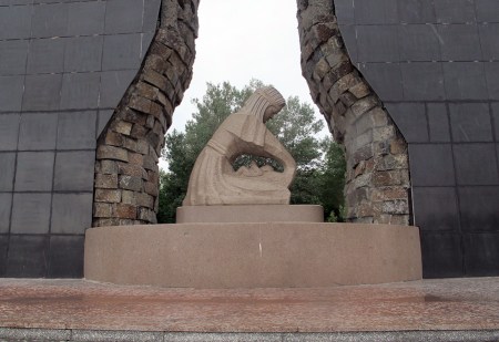 KAZAQUISTAN -2° ENTRADA 59 (SEMEY) MONUMENTOS EN COMMEMORACION CONTRA LOS ENSAYOS NUCLEARES 3
