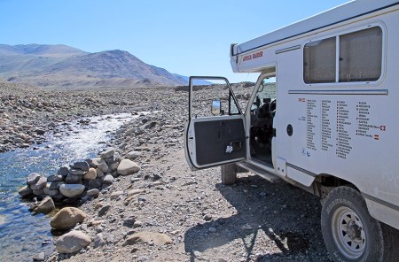 MONGOLIA 13 (HACIA KHOVB) RIACHUELO CON AGUA DE CRISTALINA
