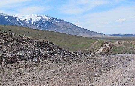 MONGOLIA 22 (HACIA KHOVB) POCO A POCO NOS ACERCAMOS A LAS ESTRIBACIONES DE LOS MONTES ALTAY