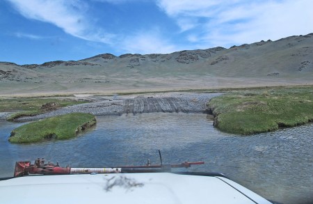 MONGOLIA 33 (HACIA KHOVB) ESTOS VADOS A VECES CORTAN LITERALMENTE LA PISTA