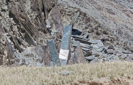 MONGOLIA 35 (HACIA KHOVB) ESTOS MONOLITOS AL LADO DE LA PISTA PUEDEN SER DE ORIGEN PREISLAMICO