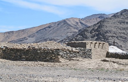 MONGOLIA 36 (HACIA KHOVB) REFUGIO DE MONTANA PARA EL GANADO