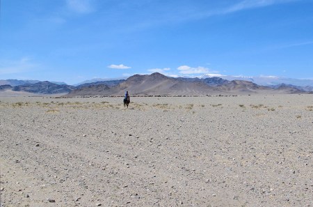 MONGOLIA 42 (HACIA KHOVB) UN JINETE SE ACERCA A GALOPE AL COCHE...