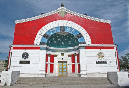MONGOLIA 57 (KHOVD) PUERTA PRINCIPAL DEL TEATRO DE LA OPERA