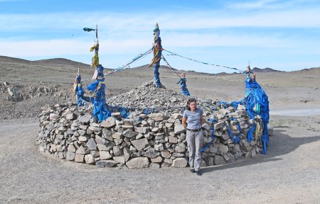 MONGOLIA 61 (SALIENDO DE KHOVD) UN OVOO, SIGNIFICA MONTON, ES DE ORIGEN CHAMANICO, SE ENCUENTRAN POR TODA LA MONGOLIA