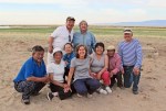 MONGOLIA 72 (EL LAGO KHAR NUUR) UNA FAMILIA ADINERADA DE ULAN BATOR, ACOMPANADA DE UN GUIA VISITA EL LAGO