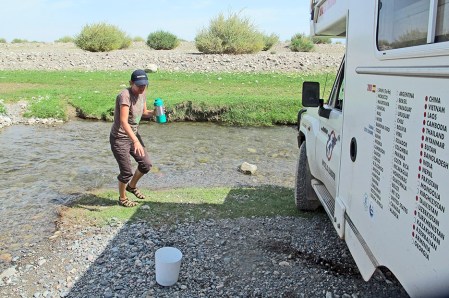 MONGOLIA 75 (POR LA ESTEPA) LLENANDO LOS TERMOS CON AGUA FRESCA