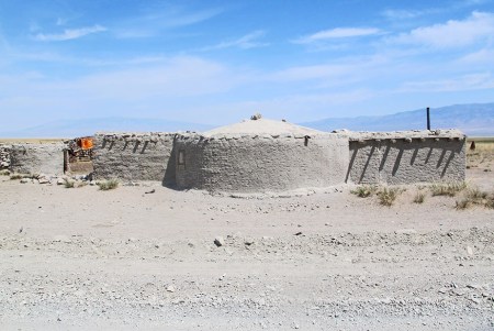 MONGOLIA 79 (POR LA ESTEPA) DE LAS POCAS CONSTRUCIONES SOLIDAS QUE HEMOS VISTO POR LA ZONA