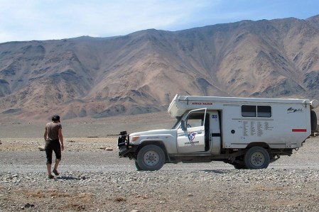 MONGOLIA 81 (POR LA ESTEPA) ESTIRANDO LAS PIERNAS