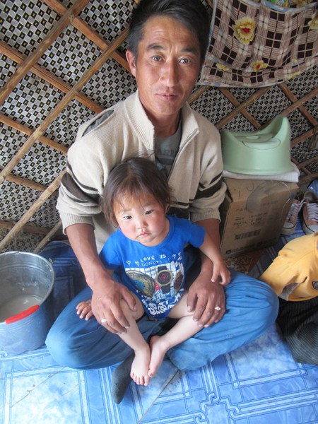 MONGOLIA 87 (POR LA ESTEPA) UN PADRE ORGULLOSO DE SU HIJO