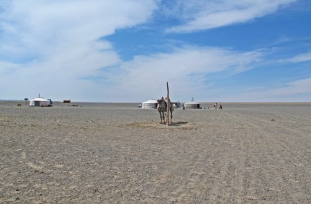 MONGOLIA 93 (POR LA ESTEPA) … DE VEZ EN CUANDO UN GRUPO DE NOMADAS EN MEDIO DE LA NADA