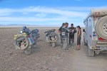 MONGOLIA 95 (POR LA ESTEPA) ENCUENTRO CON UNOS MOTORISTAS SUIZOS, QUE ESTABAN UN POCO DESORIENTADOS