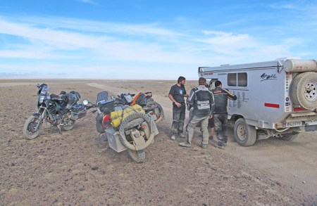 MONGOLIA 96 (POR LA ESTEPA) … LUEGO QUE SE UNIERON A NOSOTROS HASTA LA POBLACION DE ALTAY
