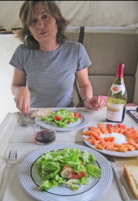 SIBERIA. 1° ENTRADA 19. (BIYSK) LA CENA, ENSALADA VARIADA, TRUCHA ASALMONADA DEL RIO BIYA Y VINO UCRANIANO