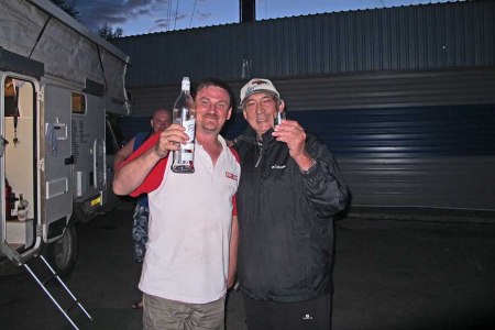 SIBERIA. 1° ENTRADA 20. (BIYSK) LOS CAMIONEROS HAN VENIDO A NUESTRO COCHE PARA INVITARNOS A UNAS COPAS DE VODKA