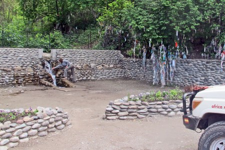 SIBERIA. 1° ENTRADA 31. (LA FUENTE DE ARGENS SUU) TIENES QUE COLGAR ALGO EN LOS ARBOLES BEBER AGUA Y LUEGO PEDIR UN DESEO, PETRA LO HA HECHO A VER SI FUNCIONA…