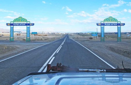 SIBERIA. 1° ENTRADA 50. (KOSH-AGACH) ARCOS DE ENTRADA A LA POBLACION