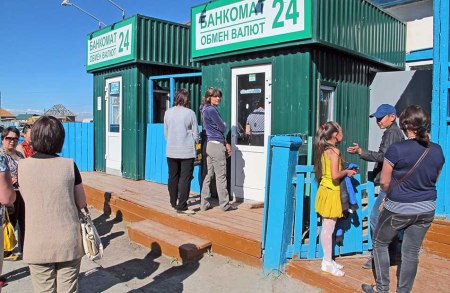 SIBERIA. 1° ENTRADA 54. (KOSH-AGACH) PETRA HACIENDO LA COLA EN EL UNICO LUGAR PARA PODER SACAR DINERO, QUE CASI NUNCA TIENE