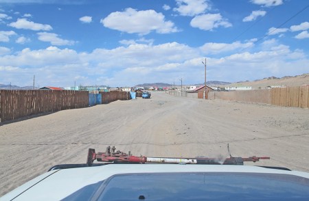 MONGOLIA 119 (HACIA ARVAYHEER) ENTRADA A LA PEQUENA POBLACION DE BUMBUGUR