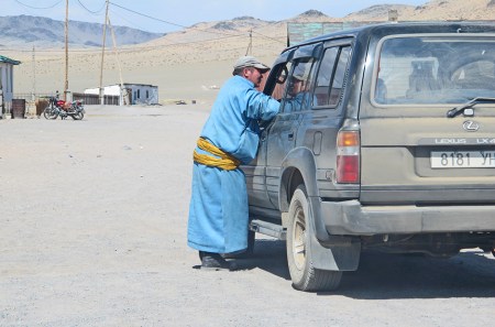 MONGOLIA 120 (HACIA ARVAYHEER) BUMBUGUR, EN EL CENTRO DEL PUEBLO