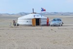 MONGOLIA 128 (HACIA ARVAYHEER) EN MEDIO DE LA NADA, UNA YURTA DE UN PARTIDO POLITICO, ES EPOCA DE ELECCIONES