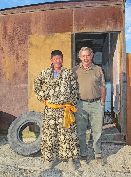 MONGOLIA 131 (HACIA ARVAYHEER) BAYANHONGOR, EL DUENO DEL TALLER