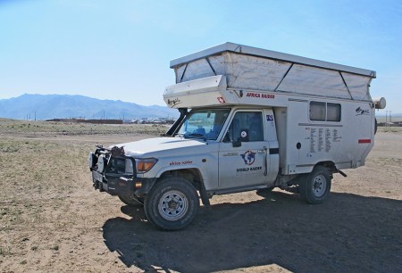MONGOLIA 136 (HACIA ARVAYHEER) BAYANHONGOR, HEMOS DECIDIDO ACAMPAR A LA SALIDA DEL PUEBLO