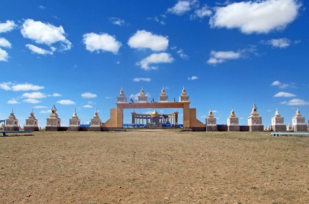 MONGOLIA 141 (HACIA ARVAYHEER) MEMORIAL DEDICADO A LOS CABALLOS DE CARRERAS MONGOLES