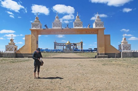 MONGOLIA 142 (HACIA ARVAYHEER) ENTRADA PRINCIPAL AL TEMPLO