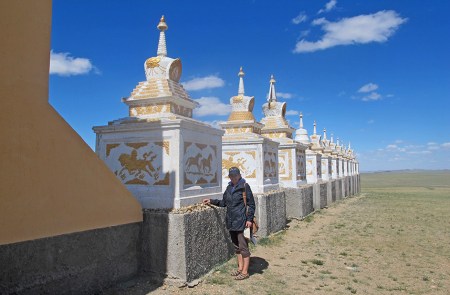 MONGOLIA 143 (HACIA ARVAYHEER) LA TRADICION DICE QUE HAY QUE DEPOSITAR UNA PIEDRA EN UN DE LA STUPAS ANTES DE ENTRAR AL TEMPLO