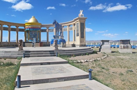 MONGOLIA 144 (HACIA ARVAYHEER) LA ESCALINATA DE ACCESO AL ALTAR