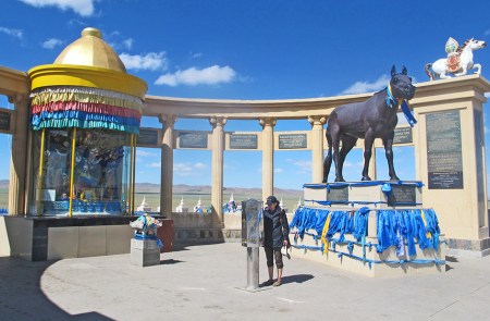 MONGOLIA 145 (HACIA ARVAYHEER) DELANTE DE UN MOLINO DE ORACIONES BUDISTAMONGOLIA 145 (HACIA ARVAYHEER) DELANTE DE UN MOLINO DE ORACIONES BUDISTA