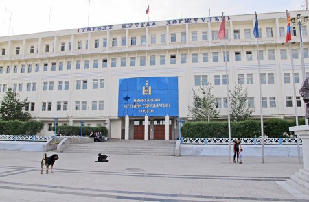 MONGOLIA 152 (ARVAYHEER) ESTA CIUDAD SITUADA EN MEDIO DEL PAIS, A 1913 METROS SOBRE EL NIVEL DEL MAR, EN PLENA ESTEPA. VISTA DE LA CAMARA MUNICIPAL