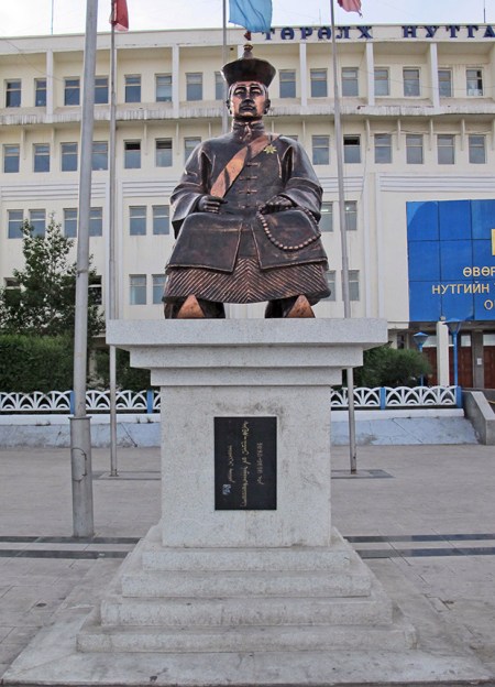 MONGOLIA 155 (ARVAYHEER) EN ESTA CIUDAD LES ENCANTAN LAS ESCULTURA...