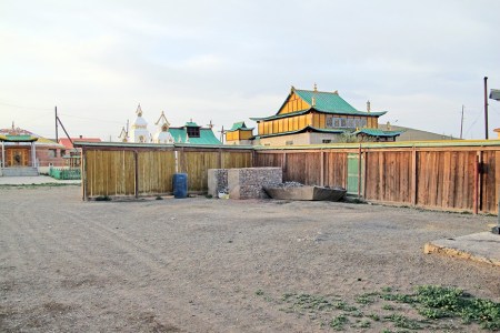 MONGOLIA 160 (ARVAYHEER) EL MONASTERIO GANDAN MUNTSAGLAN KHIID, ACTUALMENTE VIVEN EN EL UNOS 60 MONJES