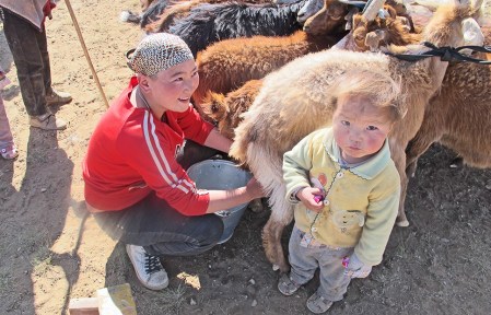 MONGOLIA 171 (GOBI-HACIA GUCHIN US) … ES UN TRABAJO DEL QUE SE ENCARGAN LAS MUJERES
