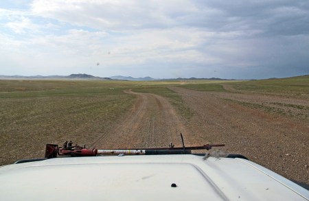 MONGOLIA 177 (GOBI-HACIA GUCHIN US) LA PISTA VIENE MAS AGRADABLE