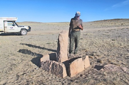 MONGOLIA 192 (GOBI- HACIA BOGD SUM) UN TAMGA, MONOLITO RELIGIOSO, ALGUNOS PUEDEN DATAR DE LA EDAD DE BRONCE
