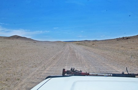 MONGOLIA 193 (GOBI- HACIA BOGD SUM) HAY ALGUNOS TROZOS DE TÔLE ONDULÉE...