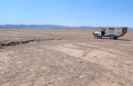 MONGOLIA 194 (GOBI- HACIA BOGD SUM) A VECES ES MEJOR SEGUIR POR LA TÔLE ONDULÉE, QUE SALIRSE DE LA PISTA...